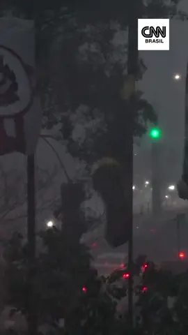 11 PONTOS DE ALAGAMENTO O estado de São Paulo está em alerta por conta de fortes tempestades que atingem diversas cidades. A capital recebeu aviso de “Alerta Severo” por parte da Defesa Civil, devido às instabilidades de forte intensidade que chegaram principalmente na tarde desta segunda-feira (22). O dia, inclusive, “virou noite” na região da Avenida Paulista. Três bairros chegaram a entrar em alerta por conta de alagamentos, segundo o Centro de Gerenciamento de Emergências Climáticas da prefeitura: Campo Limpo, Santo Amaro e Cidade Ademar. Foram 11 pontos de alagamento, sendo 4 intransitáveis. A Defesa Civil informou que a maior rajada de vento registrada foi no Aeroporto Campo de Marte, com 98,2 km/h, às 14h08. O Aeroporto de Congonhas teve registro de rajadas de 87 km/h, às 14h05. Segundo balanço dos Bombeiros, até 14h10, foram registradas 284 quedas de árvores em todo o estado. De acordo com a Enel, pelo menos 5,49% dos clientes ficaram no escuro nas regiões atendidas pela empresa (São Paulo e cidades próximas). A situação mais crítica é em Cajamar, onde 81,82% dos clientes foram impactados. Segundo a Defesa Civil, fortes ventos provocaram estragos na cidade. #CNNBrasil #CNNAoVivo #Cidades #Chuva #SP #Temporal