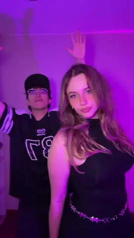 Está pegadiza mami @Zullyy  jajaja #glogloking #emikukis  @Emikukis #zully 