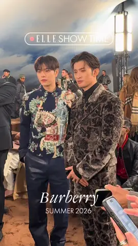 เฟรมที่รอคอย! ซึงมิน Stray Kids แบรนด์แอมบาสซาเดอร์ของ Burberry ถ่ายภาพร่วมกับ Koji Mukai สมาชิกวง Snow Man ที่แฟชั่นโชว์ของ Burberry Summer 2026 ที่ลอนดอนแฟชั่นวีก #ELLEThailand  #Seungmin #StrayKids  #KojiMukai #SnowMan