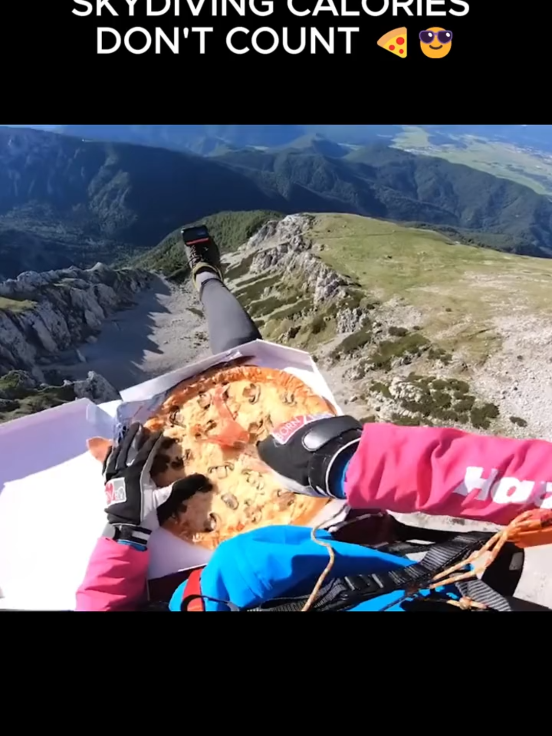Bro took pizza delivery to the next level 🍕🪂 gravity has nothing on him #viralvideo#videoviral #parachute #pizza