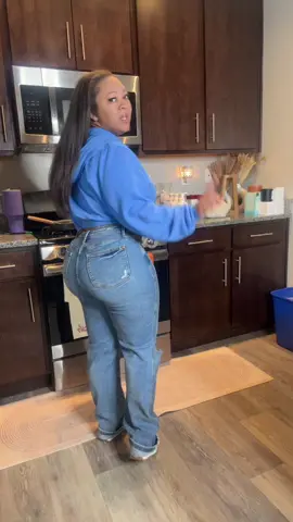 Judy blue is that girl! #judybluedenim #curvygirls #curvygirljeans #judyblue #denimjeans 