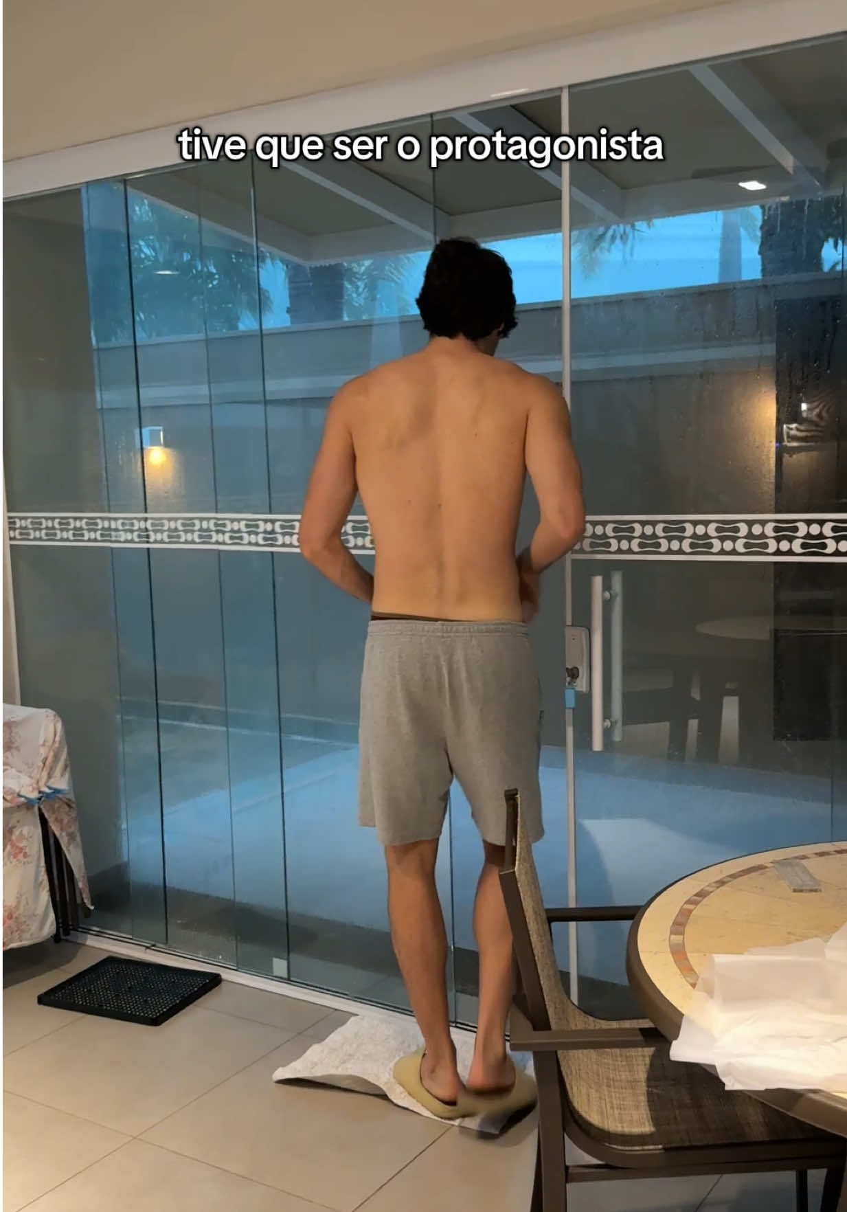 Levantei o toldo que tava batendo no vidro, farmei aura?