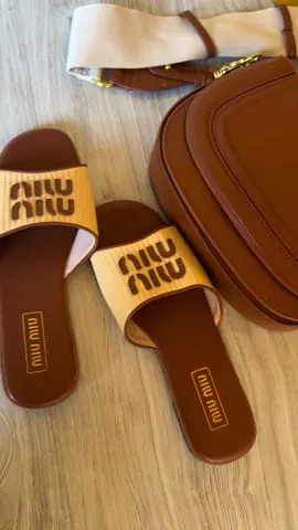 La parfaite combinaison sac et chaussure 🥰🥰❤️🤧 ce dont vous avez tant rechercher 🥰 #sacamain #zaracollection #miumiu #sandale #visibilite 