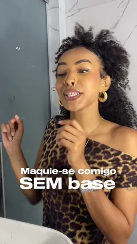Make SEM BASE 💋🍸   o segredo pra cuidar da pele na correria do dia a dia é o protetor solar expertise da @L'Oréal Paris Brasil uso o tom 4 e ele casa PERFEITAMENTE na minha pele e o melhor NÃO ACINZENTA 🫦🌟 #makeup #SolarExpertiseMakeup #publicidade 