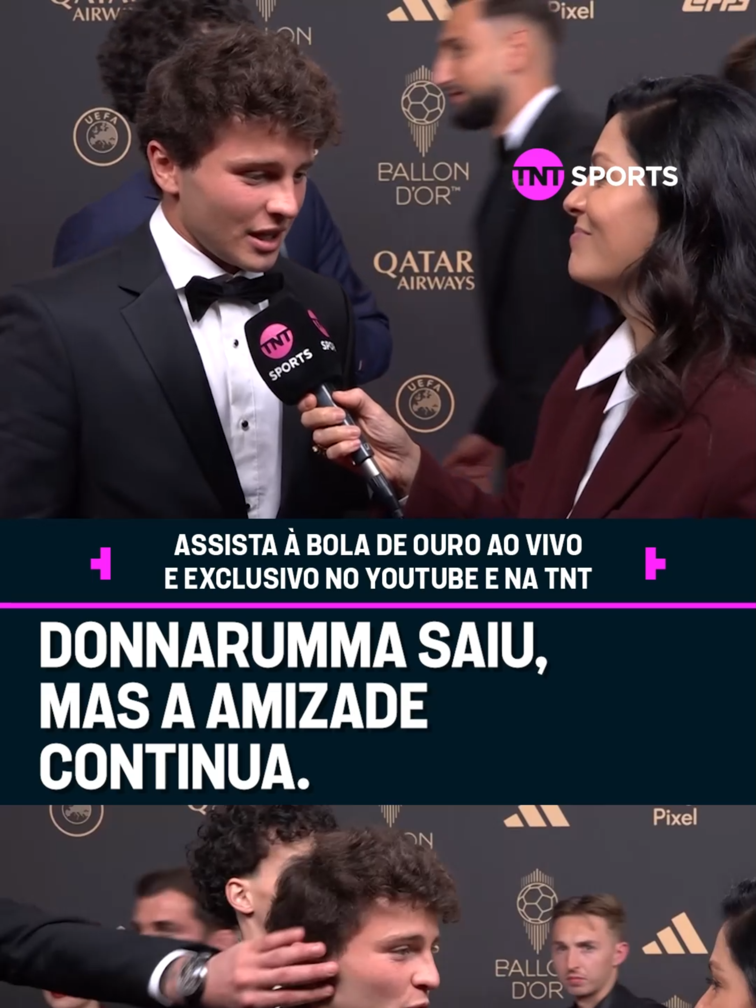 O João Neves tava batendo um papo com nossa Clara Albuquerque e o Donnarumma, ex-companheiro de time do português, passou brincando com o jovem! 😂 Assista AGORA à premiação da Bola de Ouro no YouTube da TNT Sports BR (link na bio) e na @tntbr! #BolaDeOuroNaTNTSports