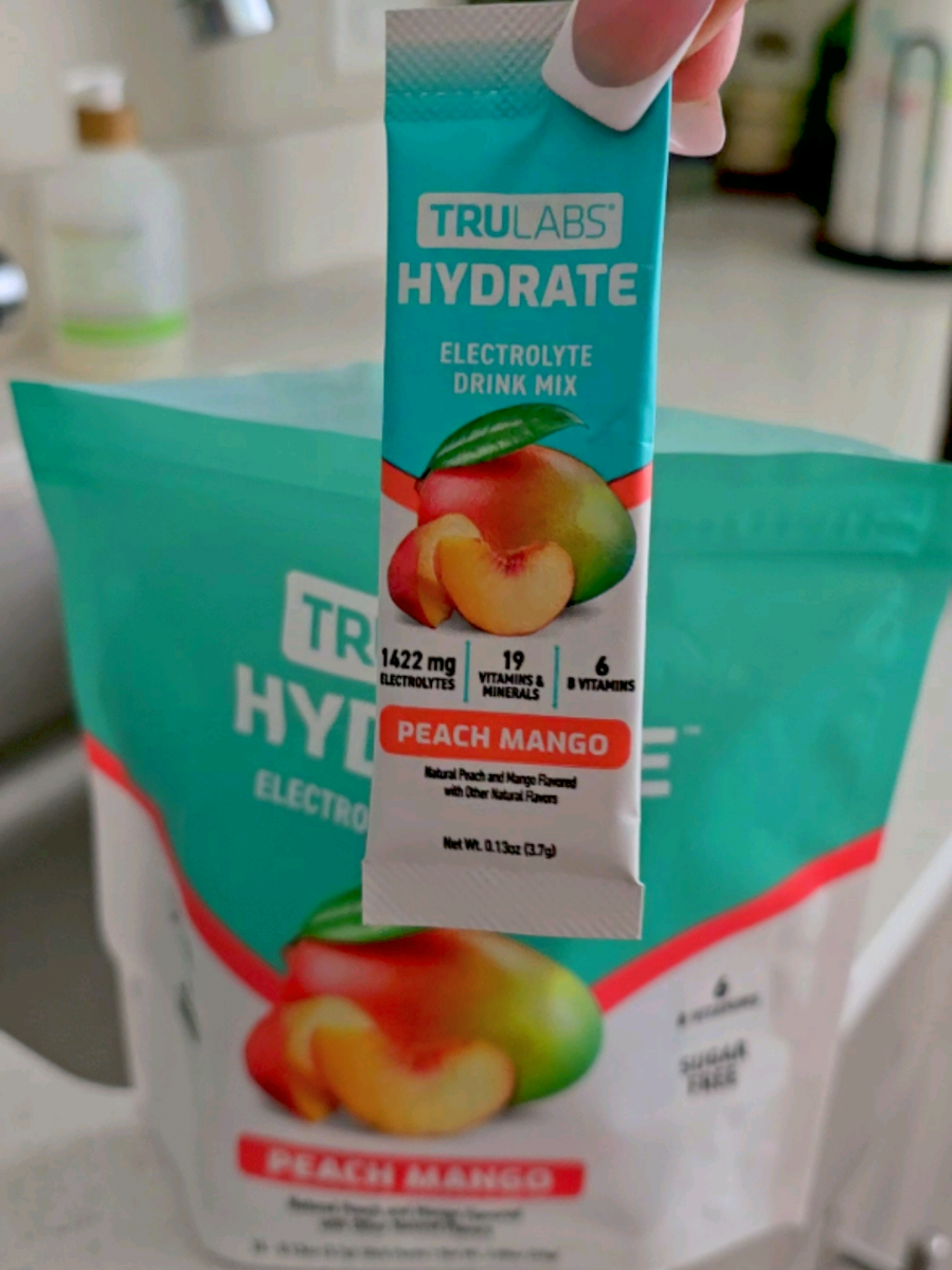 Hydration but make it delicious 🍑🥭 The TruLabs Hydrate Electrolyte Drink Mix has zero sugar, B vitamins, and electrolytes that keep me going all day. I mixed mine into my chlorophyll water (that’s why it’s green!) and the peach mango flavor still tastes amazing. Staying hydrated has never been this easy.
