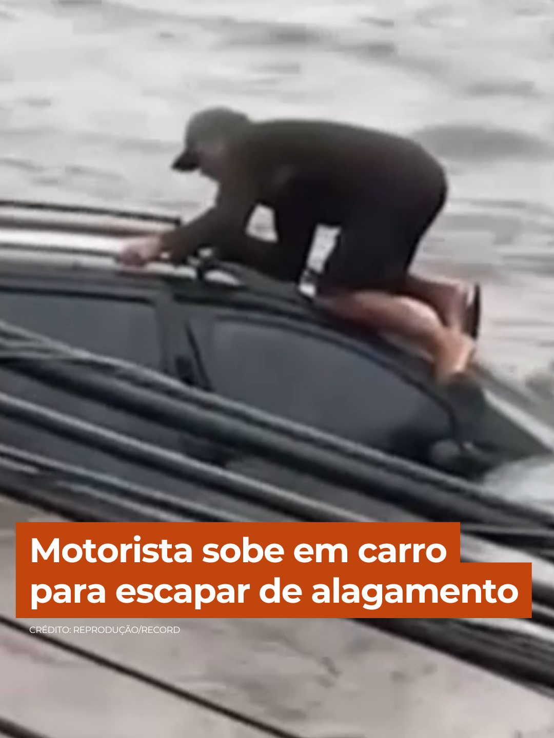 Um vídeo registrou o momento em que um motorista tenta se equilibrar em cima do próprio carro em meio ao alagamento que atingiu São Paulo nesta segunda-feira (22). Nas imagens, a água aparece quase na altura do rapaz e o veículo já tomado por dentro. A forte chuva a cidade em estado de atenção e a Defesa Civil emitiu um alerta para riscos de novos pontos de alagamento. 👉 Continue acompanhando as informações do #CidadeAlerta em R7.com/cidadealerta