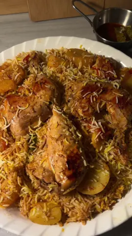 بالقدر مع بعض شوي زيت و شرائح بصل وثوم مهروس والدجاج مغسول وبهارات مشكله وفلفل اسود وكمون بهاراتي اللذيذه من@بهارات العويصي لا تتعدونهم وطماطم مقطع شرائح وبطاطس وملعقتين معجون طماطم ومكعب ماجي وفلفل اخضر واحمر وكاسه صغيره مويا وشوي ملح وحركيه شوووي واضغطيه لمدة 10 دقائق وبعدها تحطين الرز المنقوع والمسلوق مسبقاً 5 دقائق تسلقينه فقططط وشوي ملون طعام وتضغطونه لمدة 7 دقائق وبس عاااافيه علييكممم عويناااتي ❤️‍🔥❤️‍🔥