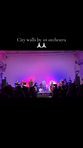 City walls by an ORCHESTRA only TWO WEEKS after release??? #twentyonepilots #top #tøp #clique #concert 
