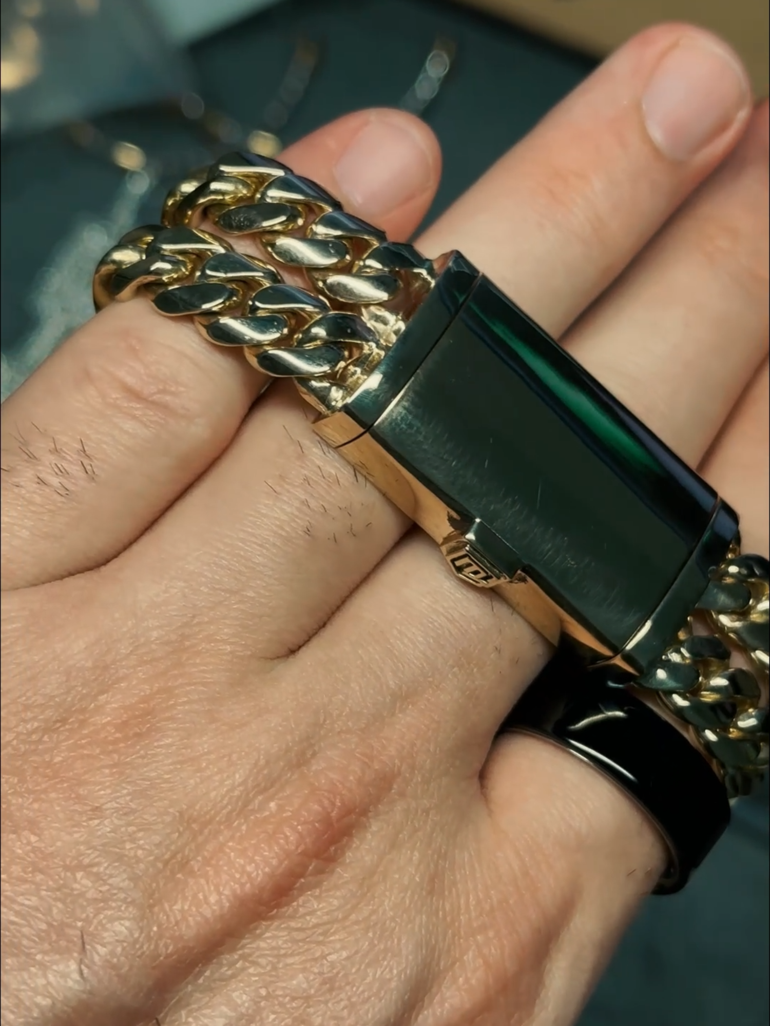 Your jewel as you want it, any width, length and weight ... Financiamiento disponible con o sin crédito -------//------------//-------------- //----------- Financing available with or without credit -Showroom 📞 407-910-4391 -WhatsApp 📲 321-380-8451 -Whatsapp 2 📲 321-802-0494 -Custom orders 📲 321-900-5179 📌2475 michigan ave, kissimmee fl 34744 #hiphop #rap #cubanos #goldanddiamonds #goldanddiamondjewelry #luxurylife #watchcollector #diamondwatch #luxurywatch #IcedOut #BlingBling #luxurystyle #timeismoney #africa #millionairelifestyle #diamond #gold #vvs #money #jewelry  #luxurylifestyle #JewelryLovers #ShineBrigh#WeddingGoals#couplegoals#LuxuryVibes#trendingnow #africa #millionairelifestyle #diamond #gold #vvs #money #jewelry#luxury #fyp #paratii#viral#gold #cubalink #cubanlinkchain #10k #14k #18k #jawerly #cuba #compradeoro