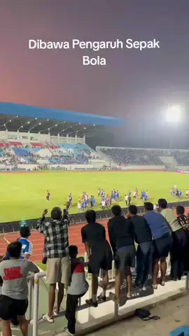 Dibawah pengaruh sepak bola dan kenangan bersama canda tawa lepas dan emosional suporter terhadap clubnya,  #arema #aremafc #kanjuruhan #aremaniamalang 