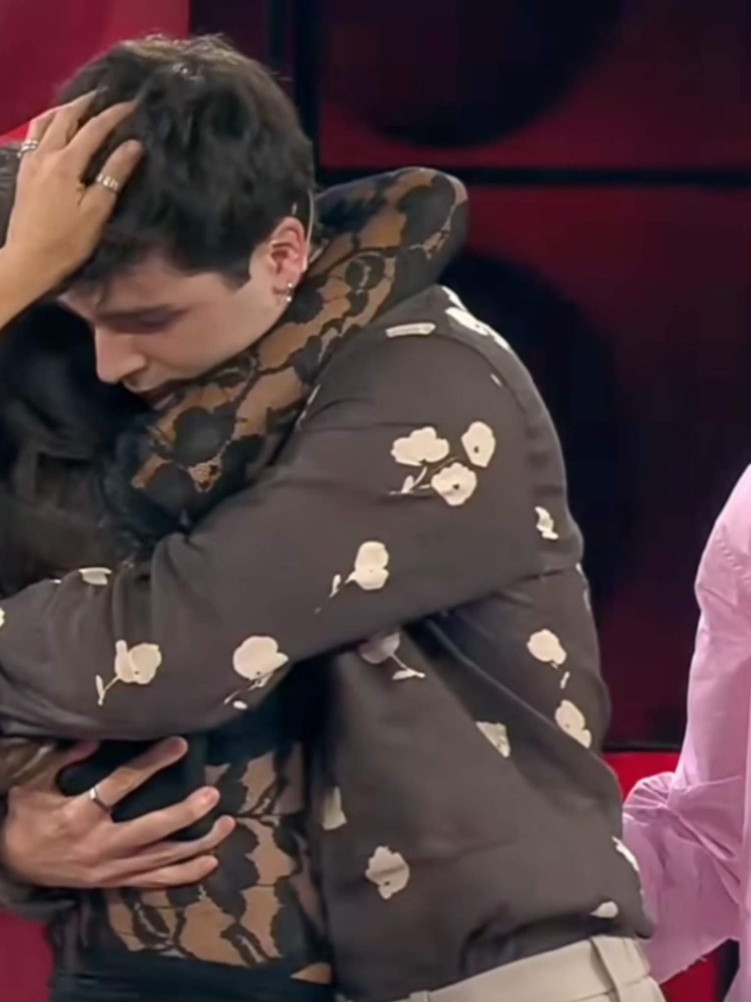 🥹 @max.ot2025 es salvado por sus compañeros 💙 @claudiaarenas.ot2025y @ivanrojo.ot2025 se convierten en los primeros nominados de #OT2025 😢 👉🏻 Ya podéis votar a quién queréis salvar desde la app oficial de @operaciontriunfo 🫶🏻