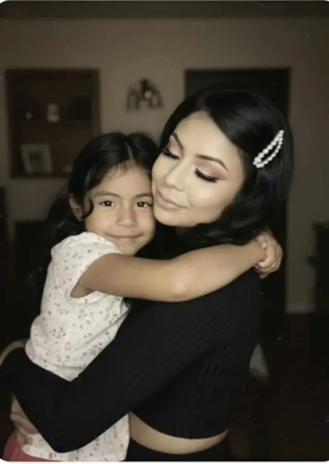 Mi Carmen de niña, 👧🏻 Si pudiera darte un abrazo lo haría sin pensarlo fuerte ! De esos que acomodan hasta los huesos ♥️ te diría que serás una mujer fuerte! 💪🏽 A pesar del giro que dará tu vida después de esa foto que te tomaste con tu madre y hermano 💔  El abuso no será para siempre! ❤️‍🩹 Que todo eso  que estas por vivir te hará una mujer más fuerte y que apesar de todo eso nada ni nadie te quitará esa hermosa sonrisa, contagiosa que tienes ☺️ serás una gran mujer, amigable, respetuosa y sobre todo trabajadora, lograrás cosas que jamás imaginastes gracias a Dios y a tu perseverancia 💖 Desde chiquita jamás perdamos la humildad eso nos llevará siempre a cosas grandes que todavía si Dios quiere nos falta por vivir ✨💖 Amemos como si fuera el último Día que que nada es para siempre 🫶🏼 Gracias por que no te desviaste a por otro camino a pesar de todo y de los errores cometidos en su momento lograstes siempre mantenerte en la línea correcta 💞