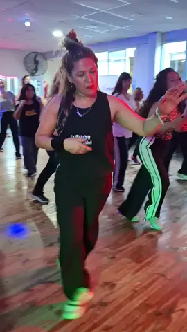 Amig@s bailar se trata de sentir la música y que el cuerpo fluya🤩🤩🤩😂! Mi estilo de clase es el Método Dance Boom 🎶  #diversion #baile #Cumbia #metododanceboom #tiktok 