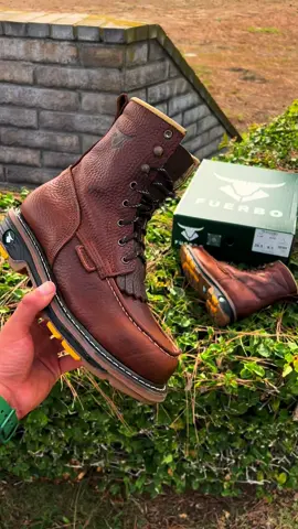 Suela Bulldozer! 🚜 Solo en Fuerbo Boots! 🤠🇲🇽 #fuerboboots #whitewolfboots #botasdetrabajo #silverbullboots #workboots 