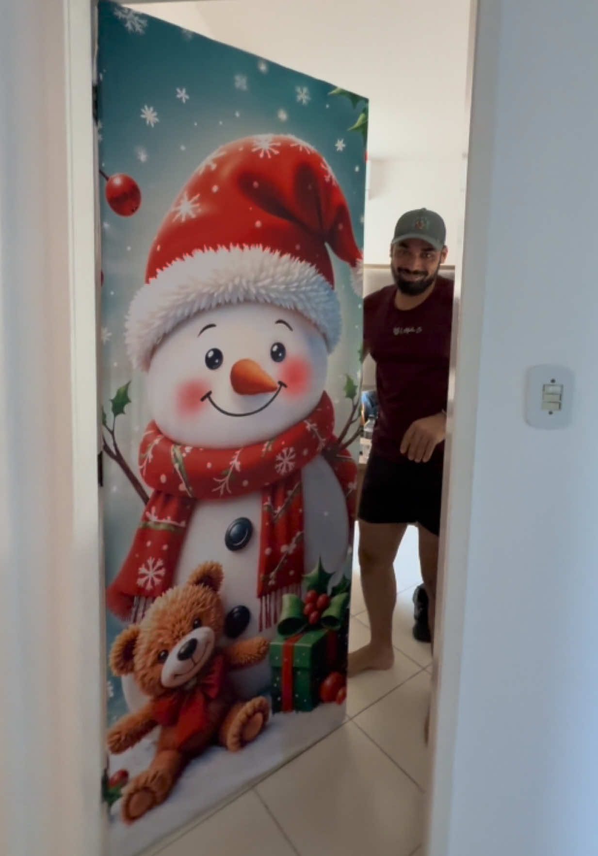 Chegou a melhor capa de porta decorativa de Natal para você enfeitar a sua porta e lembrando que tem vários modelos e aproveita a promoção aqui no TikTok Shop por tempo limitado #capadeportadenatal #natal #enfeitesdenatal 