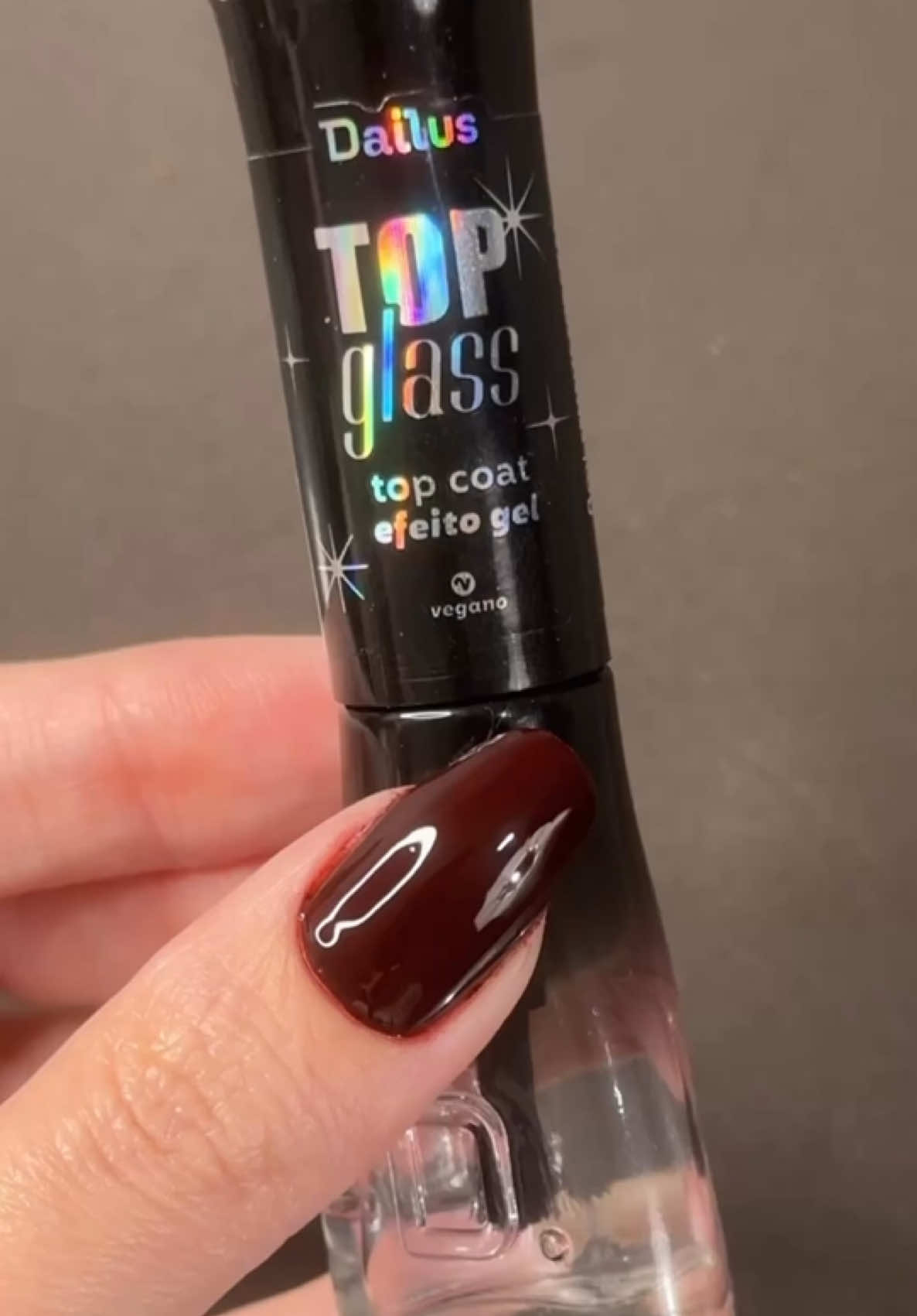 Seca rápido, tampa imperfeições, brilho espelhado, não craquela: esse é o Top Glass, o top coat perfeito que a Dallus lançou. Cupom LENISESCA ganha 10% de desconto no site da @Dailus (www.dailus.com.br). . . . . #topglass #dailus #topglassdailus #dicasdeunhasbr #topcoat p.ubli