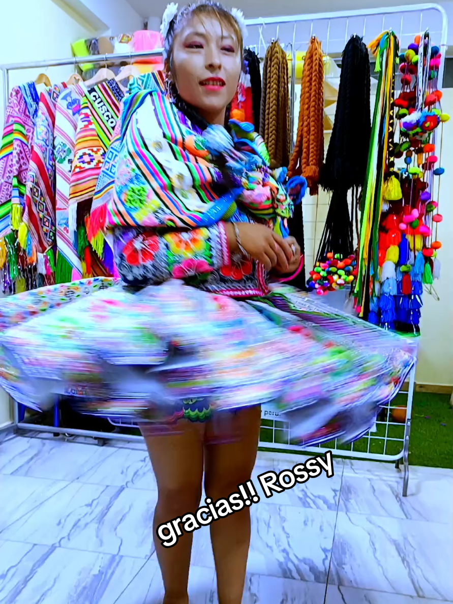 🌸 Hoy nos visitó la talentosa Roosy en nuestra tienda. Un honor compartir con ella nuestra moda típica. 💖✨ #artesania #pollerasbordados #artesania #pollerasbordados 