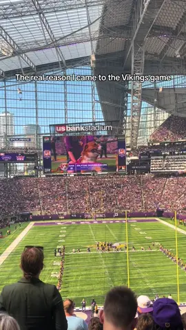 Football and Corgis. What’s not to love 🥹 #corgi #cute #skol #vikings #football 