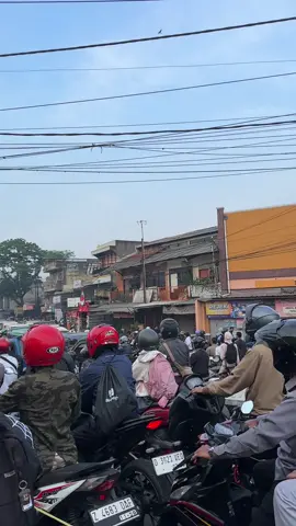 Mau tanya  polisi sama dishub tu klo pagi tugasnya apa coba? Persimpangan pom bensin dayeuhkolot  sampe terkunci…diatusr sama polisi ogah…#macet#infobaleendah#polsekbaleendah#PRFM