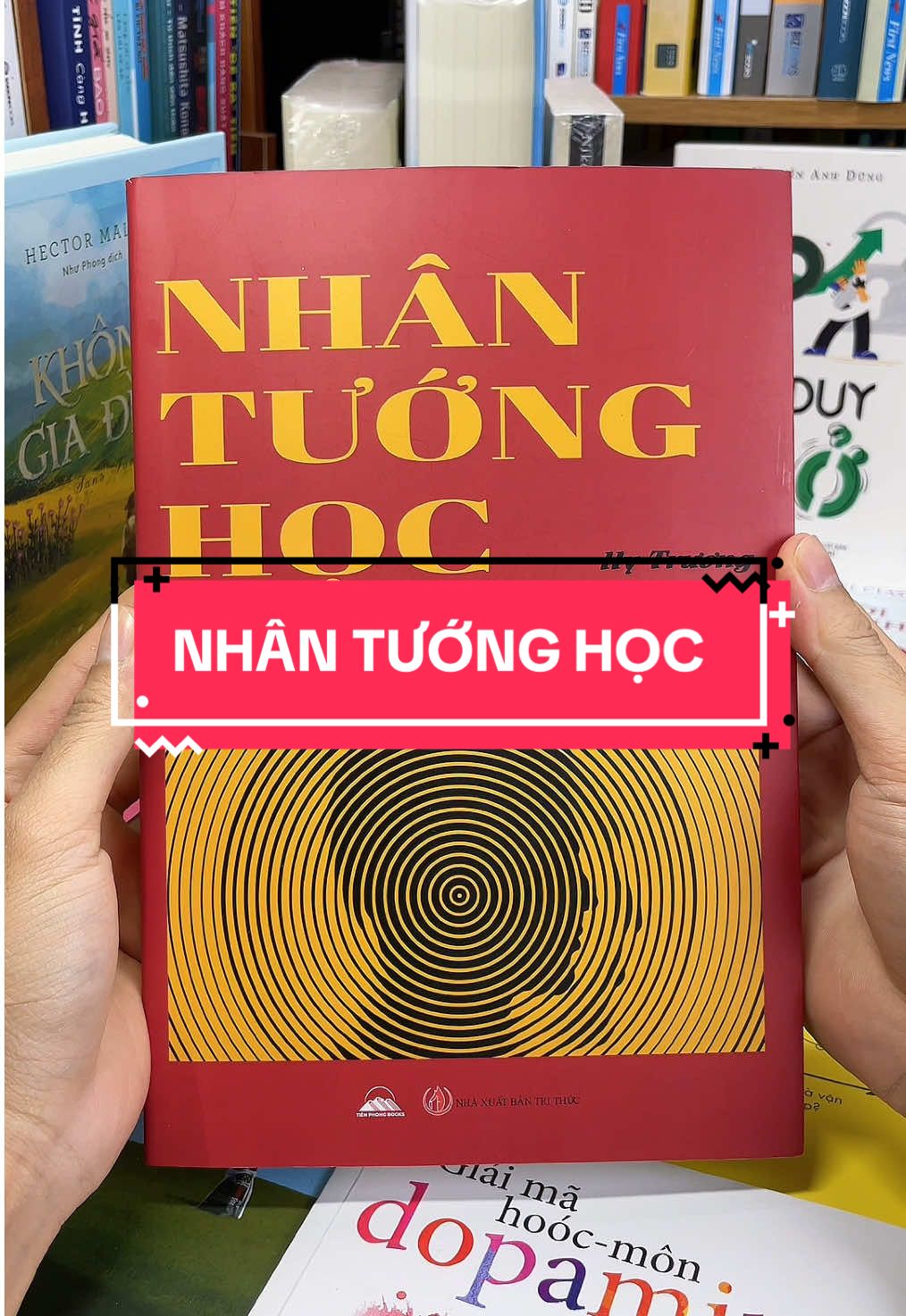 Nhân Tướng Học – Đọc gương mặt, đoán vận mệnh, nắm bắt cơ hội trong tay! Bạn có tin rằng chỉ cần nhìn vào gương mặt, dáng đi hay cử chỉ cũng có thể hiểu được tính cách, vận mệnh và cả con đường tương lai của một người? Cuốn sách “Nhân Tướng Học” chính là chiếc chìa khóa giúp bạn giải mã con người: từ nhận diện tính cách, dự đoán sự nghiệp, đến cách chọn bạn đời, đối tác làm ăn. Nếu bạn muốn hiểu người – hiểu mình – đón vận may, đây chính là cuốn sách không thể bỏ lỡ. Hãy sở hữu ngay hôm nay để khám phá bí mật ẩn sau từng nét tướng của chính bạn và những người xung quanh!#tiemsachbinhyen #sach #sachhay #BookTok #nhantuonghoc 