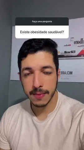 Existe obesidade saudável? Essa é uma dúvida muito comum e importante! A verdade é que saúde não se resume apenas ao peso na balança. É possível ter hábitos saudáveis em diferentes contextos, o que faz diferença mesmo é o equilíbrio alimentar, o cuidado diário e o movimento do corpo.  O foco deve estar em melhorar a qualidade de vida, prevenir doenças e construir uma rotina que você consiga manter a longo prazo. Mais importante do que “o número na balança” é: como você se sente, como estão seus exames e como sua rotina pode ser mais leve e saudável. E você, já tinha pensado sobre isso?