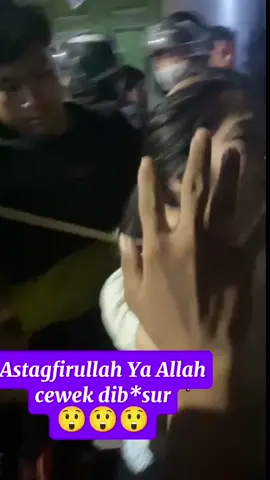 Astagfirullah, . Mau makan bakso, wanita ini tiba2 terkena busur di bagian pundaknya. Senin malam 22 September 2025. Makassar lagi tidak aman, harap berhati-hati dan waspada setiap waktu, semoga pelakunya segera tertangkap aamiin 🤲  Lokasi: Jalan Lembo Makassar. ( Makassar Info ) #fyp #viral #reels #video #trending 