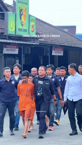 PELAKU PENGEROYOKAN DITANGKAP! MOTIF: GAK TERIMA DITEGUR KARENA UGAL-UGALAN Jadi begini barudak, tiga pemuda terafiliasi geng motor di Cihampelas, Kabupaten Bandung Barat, ditangkap polisi kurang dari 24 jam setelah melakukan penganiayaan terhadap seorang warga. .. Awalnya, korban menegur mereka yang berkendara ugal-ugalan di jalan raya. Namun para pelaku tidak terima, lalu mengejar dan melakukan pemukulan hingga korban mengalami luka di bagian wajah. .. Kasat Reskrim Polres Cimahi, AKP Dimas, menjelaskan, “Motif mereka murni karena tidak terima ditegur. Ketiganya dalam keadaan sadar, bukan dipengaruhi alkohol maupun obat-obatan.” .. Polisi berhasil mengamankan ketiganya pada dini hari di wilayah Cihampelas. Saat ini, para pelaku sedang menjalani proses hukum dan terancam hukuman penjara hingga 5 tahun 6 bulan. .. #ibk2025 #ibkmedia #bandung #infobandungkota #beritabandung 