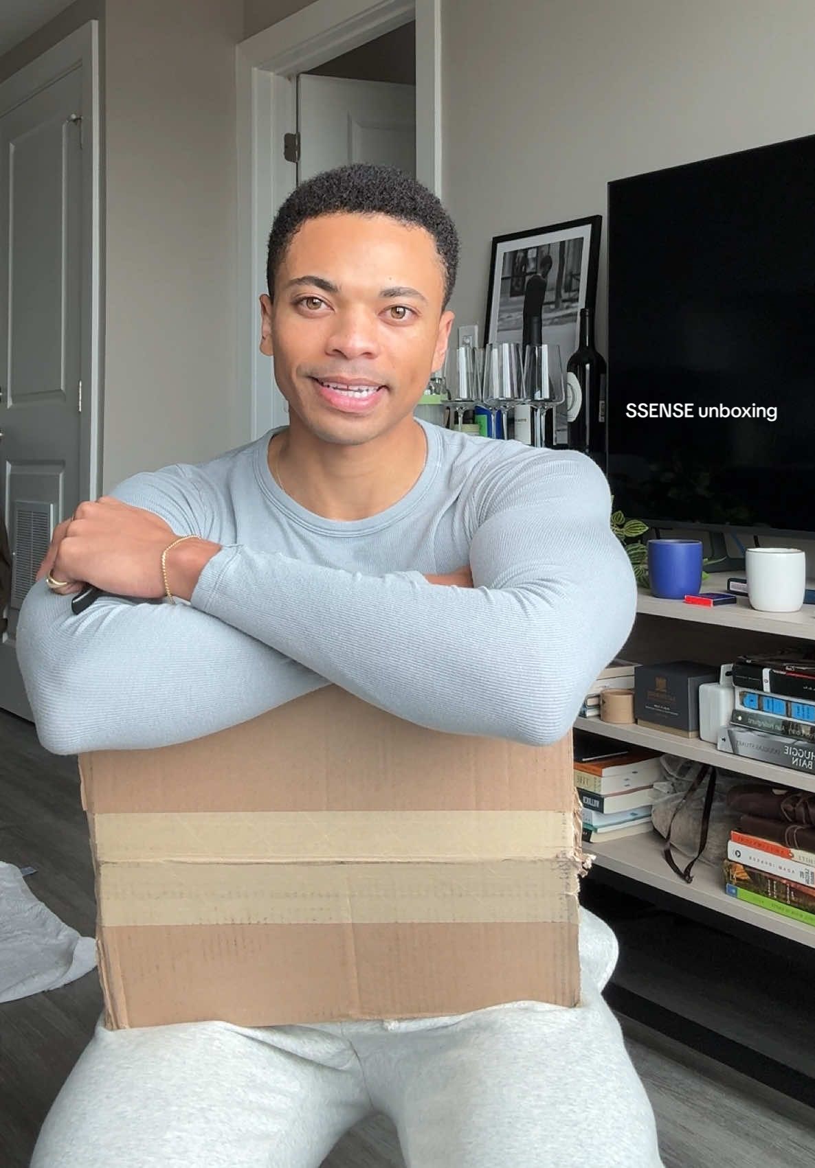 SSENSE unboxing to cure my case of the Mondays 🙃 Third Cut Denim from Our Legacy and a pop of color from the Salomon snow clogs 🩶💙@SSENSE @Salomon #retailtherapy #ssense #ourlegacy #salomon #fashion 