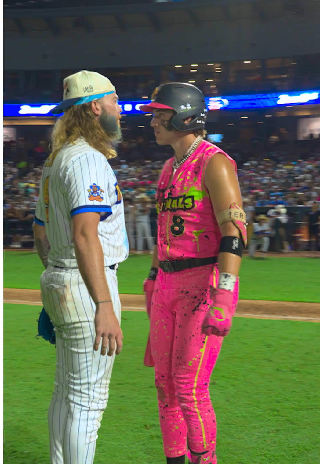 In Texas, even the hits ain’t safe🤷‍♂️ @manndrew00 @Jorden Hussein @EvryDayBloom  #texastailgaters #bananaball #lonestar #standoff #baseballboys 