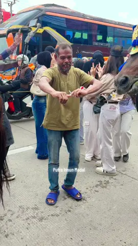 Mang Atam biasanya kesurupan, sekarang malah ga tahan pengen joged #kudarenggong #horse #fyp #viral 