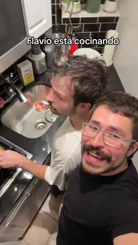 Flavio en la cocina es mi peor terror. A él le gusta inventar recetas random #parati #latina 