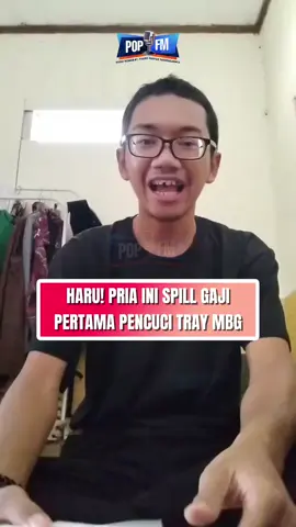 Seorang karyawan Program Makan Bergizi Gratis (MBG), Abi Nuraehan, viral setelah membagikan momen menerima gaji pertamanya sebagai pencuci tray. Dalam video, Abi tampak haru saat menghitung hasil kerja kerasnya.  Warganet ramai memberikan doa dan dukungan. Fenomena ini menunjukkan MBG tidak hanya memenuhi gizi masyarakat, tetapi juga membuka lapangan kerja. Presiden Prabowo menyebut MBG telah menciptakan 290 ribu lapangan kerja baru di Indonesia. #popfmindonesia #fyp #tray #mbg  Source : abi nuraehan