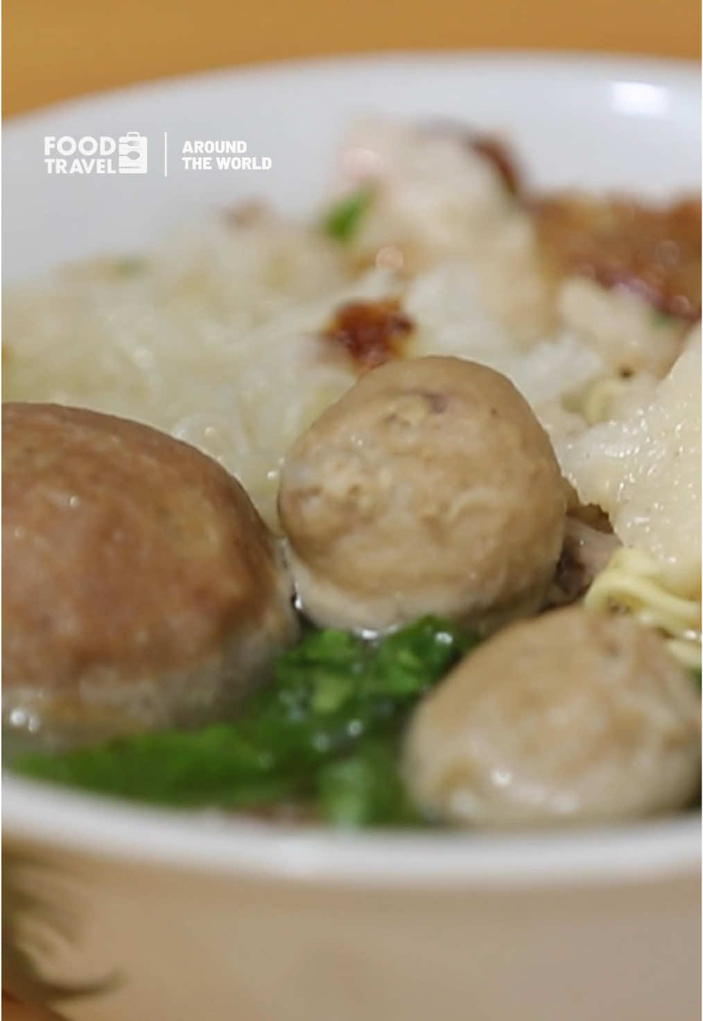 Dari yang whoosh bikin kaget sampai yang bahagia bikin nagih, dua makanan ini auto bikin baper pas makan!  Host Chema (@chemamahrey) mampir ke @baksowhoosh.id dengan bakso jumbo isi melimpah dan kuah gurih panas yang bikin melek tiap sendoknya 🍜🔥.  Lanjut ke @udukbahagia_ ,sepiring nasi uduk wangi dengan lauk komplet yang langsung bikin senyum lebar sejak suapan pertama 🍗✨. 📺 Saksikan hanya di: @mnc.foodtravel Channel 95 | @mncvisionid Channel 95 & 449 HD | @kvisiontv Channel 67 | @mncplayid Channel 71 | Streaming juga di @visionplustvid #ViralKuliner #BaksoWhoosh #UdukBahagia #KulinerJakarta #HiddenGemKuliner 