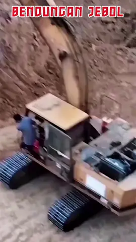 Bendungan jebol, beko selamatkan diri #beko #excavator #truk 