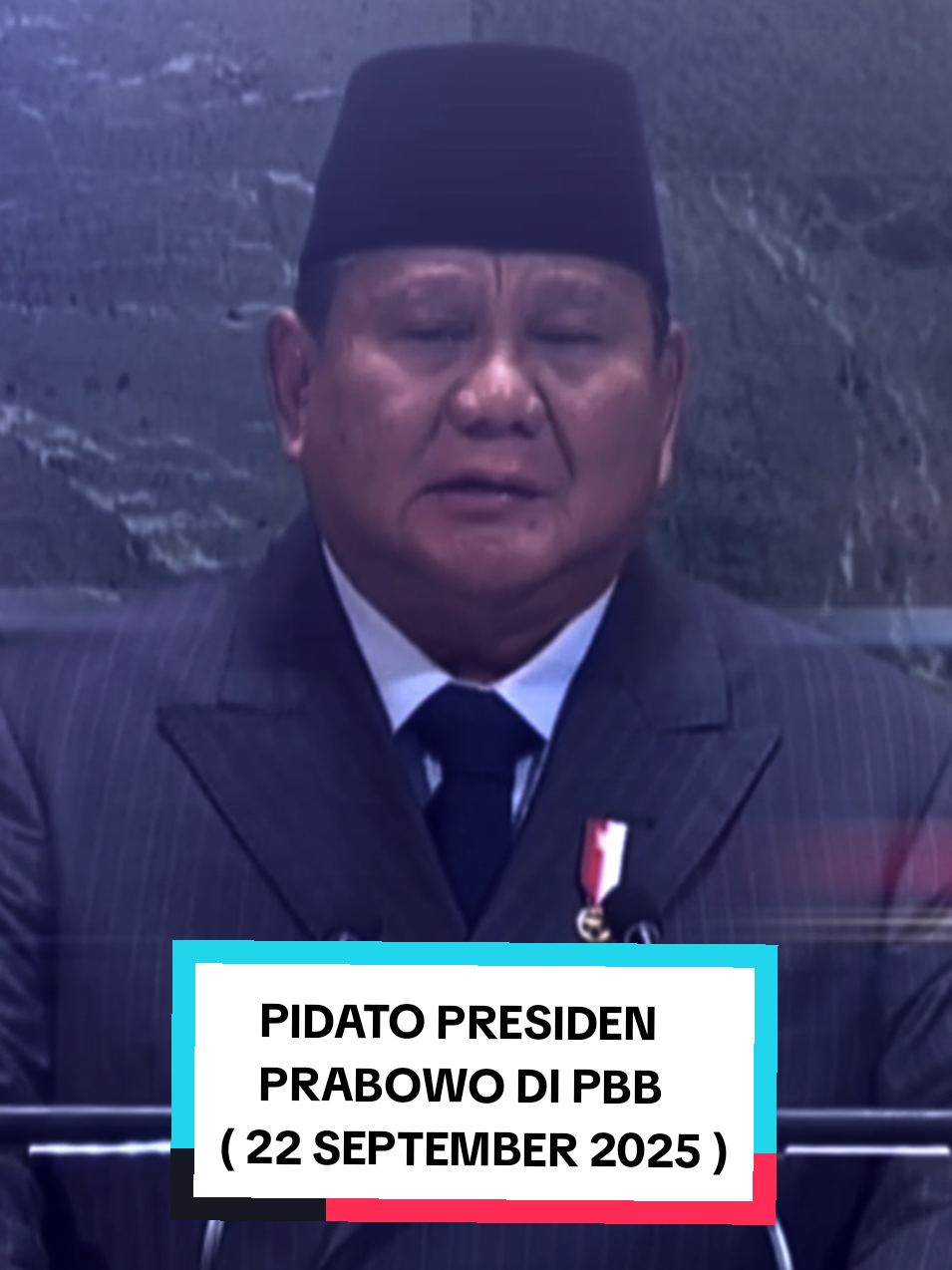 Presiden menyerukan komitmen Indonesia untuk mendukung terwujudnya Solusi Dua Negara bagi Palestina dan Israel dalam Konferensi Internasional Tingkat Tinggi mengenai Penyelesaian Damai atas Masalah Palestina dan Implementasi Solusi Dua Negara. Dalam forum yang dipimpin oleh Prancis dan Arab Saudi tersebut, Presiden menyampaikan apresiasi atas hadirnya Deklarasi New York yang membuka jalan bagi terciptanya keamanan yang adil dan damai. Presiden juga menegaskan bahwa hanya melalui Solusi Dua Negara dunia dapat memastikan kemerdekaan Palestina. Indonesia, sebagai anggota PBB yang konsisten menyerukan perdamaian, juga telah menyatakan kesiapan untuk menempatkan pasukan penjaga perdamaian guna mengakhiri perang dan menjamin keamanan rakyat Palestina. Markas Besar Perserikatan Bangsa-bangsa, New York, Amerika Serikat, 22 September 2025. #faizaleditor_3 #7random_ #prabowo #indonesia🇮🇩 #fyp 