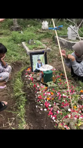 Hal yang sulit untuk di lupakan🥹tenang tenang di sana ya😭#soundviral #fyp 