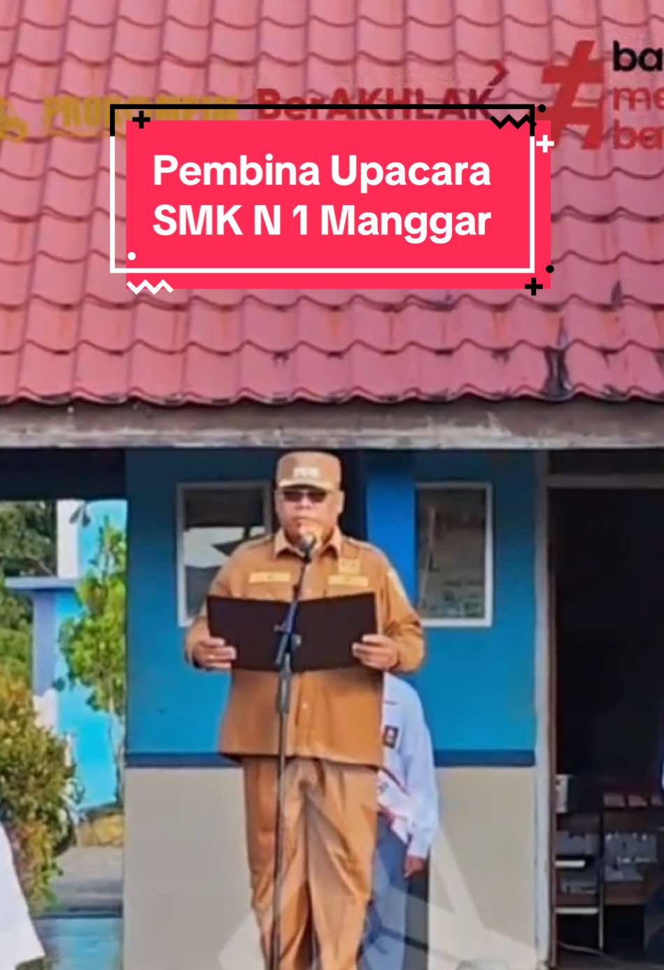Semangat hari Senin, (22/9/25) terasa berbeda di SMK Negeri 1 Manggar. Wakil Bupati Belitung Timur (Beltim) Khairil Anwar, hadir sebagai Pembina Upacara Bendera dan memberikan amanat yang sarat pesan moral dan motivasi kepada seluruh siswa, guru, dan tenaga kependidikan.  Dalam amanatnya, Wabup Khairil menekankan bahwa SMK Negeri 1 Manggar adalah salah satu kebanggaan Kabupaten Belitung Timur, tempat di mana generasi muda dibekali ilmu dan keterampilan yang relevan dengan kebutuhan dunia kerja.  Lebih lanjut, beliau mengajak seluruh siswa untuk tidak menyia-nyiakan masa muda, menjauhi narkoba dan tindakan melanggar hukum, serta selalu menjaga keselamatan diri. Ia juga menyerukan pentingnya membangun budaya anti-bullying di lingkungan sekolah agar tercipta suasana belajar yang aman dan nyaman. Tak hanya itu, Wabup Khairil juga menyampaikan apresiasi yang tinggi kepada para guru dan tenaga pendidik atas dedikasi dan kesabaran mereka dalam mendidik siswa.  .  .  #pembinaupacarabendera #senin #smknegeri1 #manggar #2025 