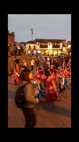 Me di una vuelta por la plaza del Haucaypata o Huacaypata y vi a estos niños del Jardín N° 90 de Santiago,  danzando con alegría junto con sus padres y preservando estas danzas 👏👏👏👏 #cusco_peru🇵🇪 #turismoperu #danzascusqueñas #folkloreperuano #santiagocusco 
