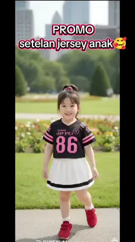 Jersey anak perempuan ini tampil sporty dengan atasan hitam bertuliskan angka 86 warna pink, dipadukan rok mini putih beraksen garis hitam di bagian bawah. Desainnya membuat gaya terlihat imut, energik, dan tetap nyaman untuk aktivitas sehari-hari. Hashtag: #JerseyAnakPerempuan #OotdAnakLucu #RokMiniSporty #FashionKidsTrendy #GayaAnakImut