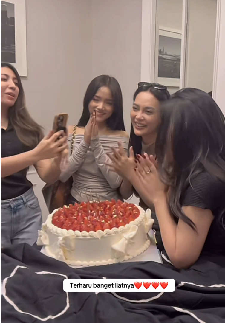 #CapCut cantik banget uty ❤️❤️#masyaallahtabarakkallah #erikacarlina #mbaer #fujian #fujiantiutami #fujiantiutamiputri #rachelvennya #berandatiktok #masukberanda #lewatberanda #foryoupage #fypviralシ #fypシ゚ #viralvideo #capcut_edit #jedagjedug 