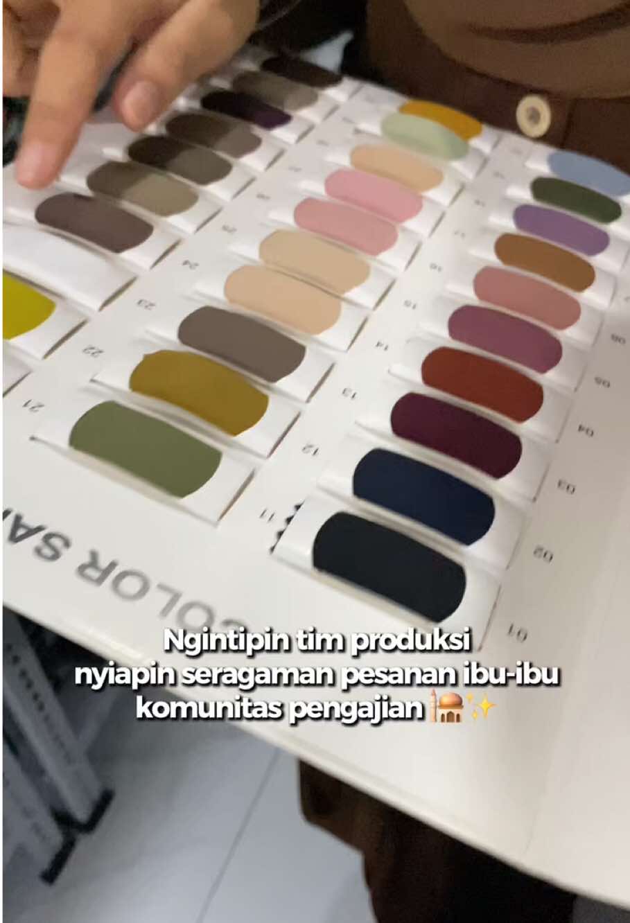 Ngintip dikit ke belakang layar 🔎 Ternyata seragaman gamis Elhurriyah dibikin penuh dengan ketelitian looo bun 😃, biar seragaman ibu-ibu makin kompak & elegan 🤩. Yuksss intip prosesnya 👀 #gamisjogja  #seragamgamis  #seragampengajian  #konveksijogja  #produsenbusanamuslim