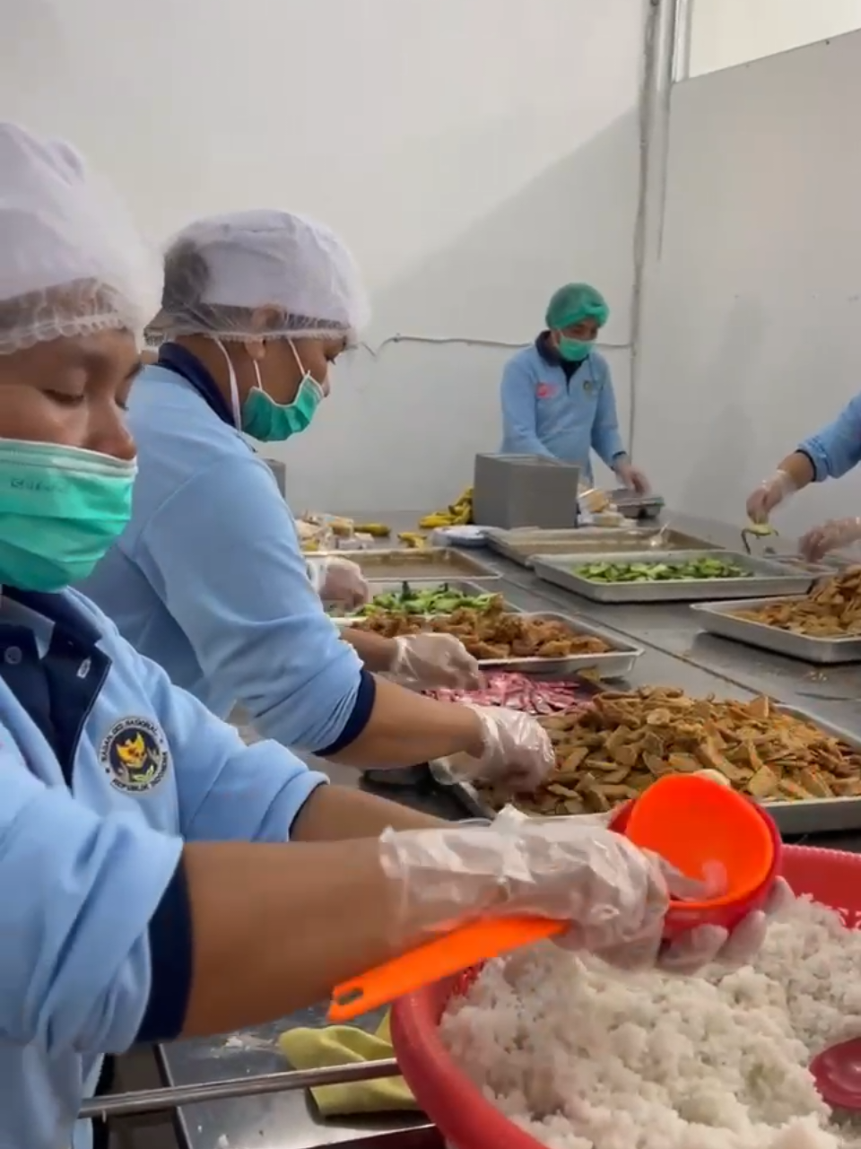 Sinergi ini menunjukkan bahwa pemerintah tidak hanya memberikan bantuan, tetapi juga membangun sistem yang berkelanjutan. Desa jadi mandiri, ekonomi berputar, dan semua warga merasakan manfaatnya.#Menkopangan #MBG  #PartaiAmanatNasional #bantupanganbanturakyat #zulkiflihasan 