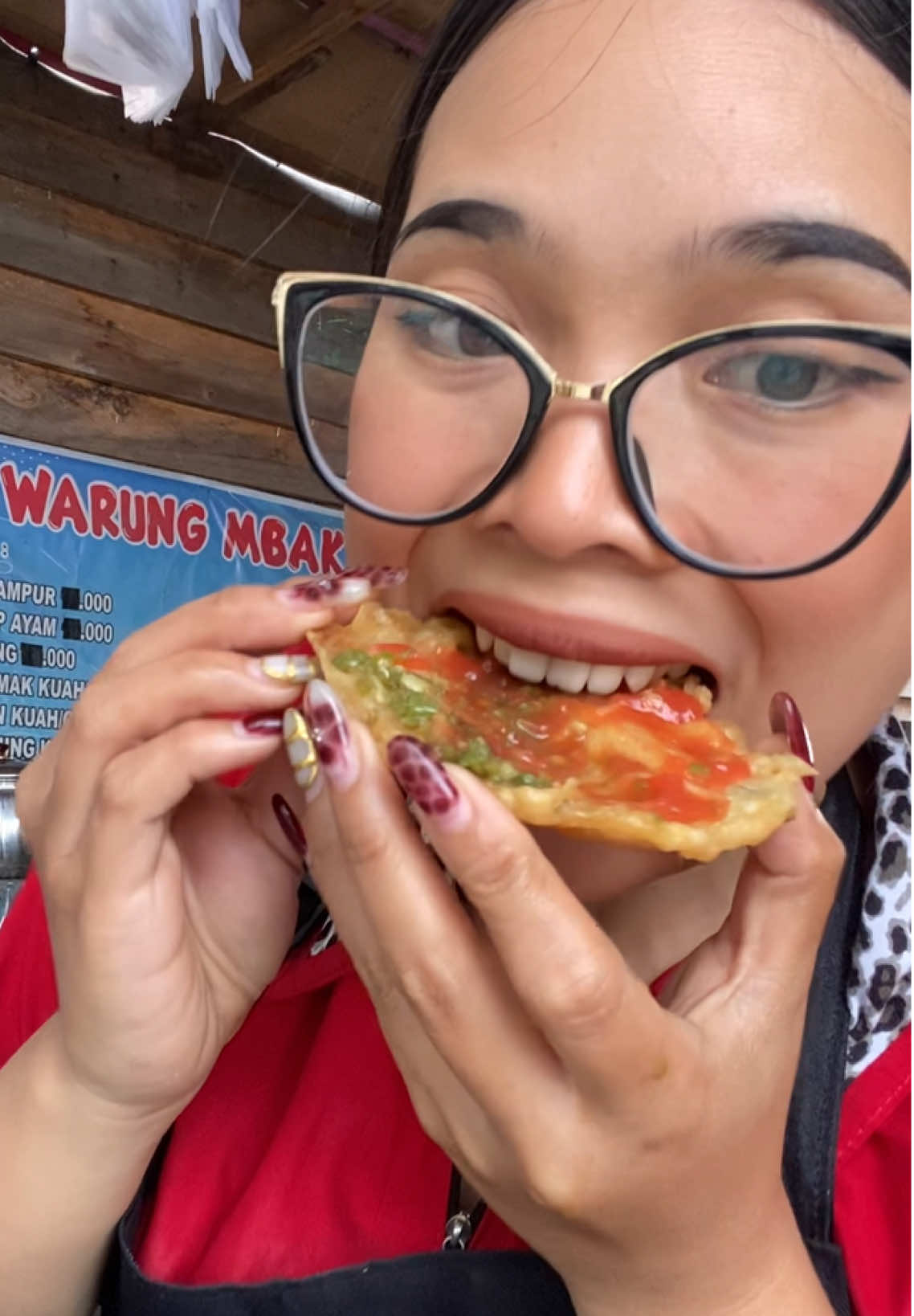 Edisi makan makanan pedassss 🥵 🌶️ #mukbangeatingshow #fyp #settingspray #transferproof #rosewaterspray 