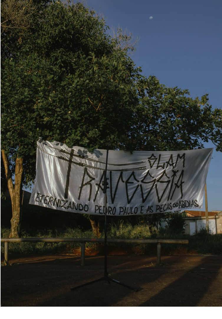 Tivemos a honra de ocupar as praças do Quintino II em agosto, e só de lembrar já bate a saudade. Obrigada a todo mundo que encostou e fez acontecer! A zona norte pulsa poesia marginal, e esperamos levar esse movimento cada vez mais pelas quebradas da cidade. Obrigado Da Ponte Pra Cá, Slam Travessia e Cenas Independentes. Vida longa à poesia marginal! Da Ponte Pra Cá é um projeto organizado pelo Slam Travessia em parceria com a Cenas Independentes. “Projeto FMC-RP, Da Ponte Pra Cá, Projeto n° 003/2024, beneficiado pelo Fundo Municipal de Cultura de Ribeirão Preto”. “O conteúdo desta obra é de responsabilidade exclusiva do autor e não representa a opinião dos membros da Comissão Municipal de Incentivo à Cultura do Fundo Municipal de Cultura ou da Secretaria Municipal da Cultura e Turismo da Prefeitura de Ribeirão Preto”. #fmcrp #culturaemacao #culturaeturismorp #viral #SlamTravessia 