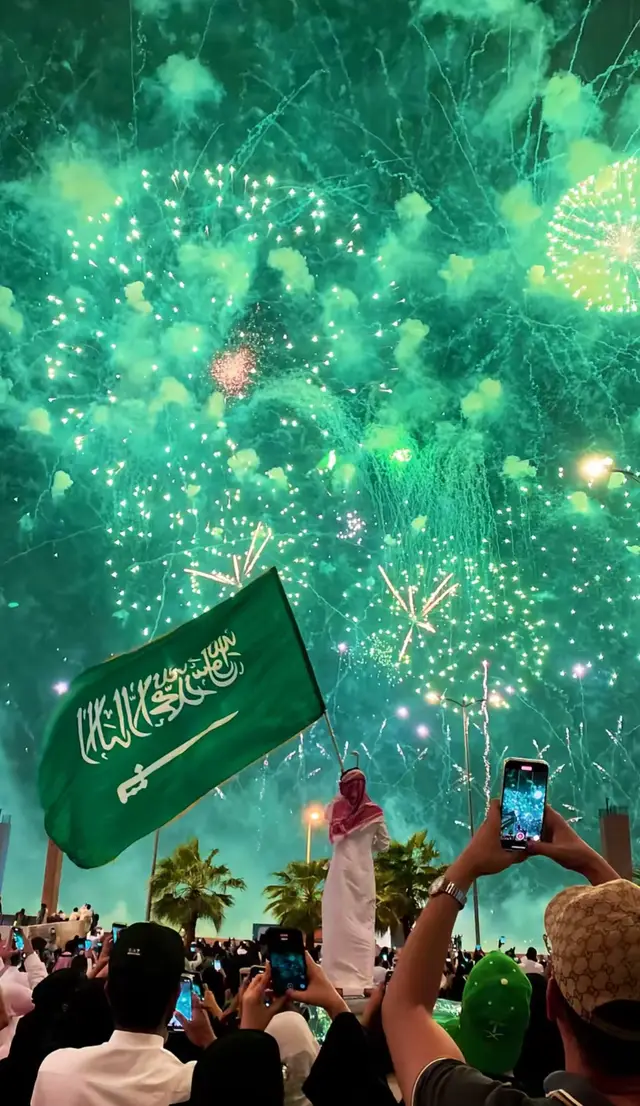 يوم الوطني السعودي 95 دام عزك يا وطن  💚 #يوم_الوطني💚💚🇸🇦 #الحرس_الملكي #السعودية #الرياض #fyp #foryou #ترند #ضحك #شعب_الصيني_ماله_حل😂😂 #مالي_خلق_احط_هاشتاقات #explore #كب_كات #capcut #nothing #السعوديه #السعوديه #ksa❤️ #ksa🇸🇦 #اكسبلور #نجد #edit #كافد #الماليه 