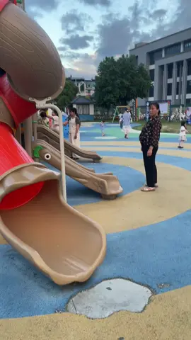 我是不会相信天上会掉馅饼的