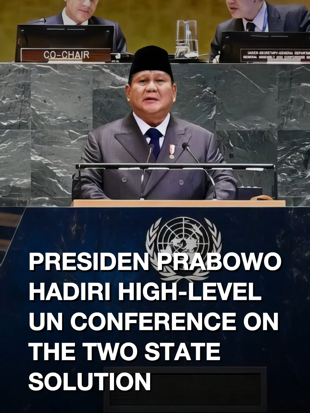 Presiden Republik Indonesia, Prabowo Subianto, menghadiri Konferensi Internasional Tingkat Tinggi di Markas Besar PBB, New York, yang membahas penyelesaian damai atas isu Palestina dan implementasi solusi dua negara. Dalam forum yang dipimpin oleh Prancis dan Arab Saudi ini, Presiden Prabowo menegaskan komitmen Indonesia untuk terus mendukung perjuangan rakyat Palestina demi kemerdekaan dan perdamaian yang adil sesuai hukum internasional. Sebagai anggota core group, Indonesia memainkan peran penting dalam proses perdamaian ini, termasuk dalam penyusunan New York Declaration yang telah disahkan oleh Majelis Umum PBB. Kehadiran Presiden Prabowo menegaskan posisi Indonesia sebagai mitra strategis dalam upaya global mewujudkan solusi dua negara yang bermartabat dan permanen. #prabowo #pbb #indonesia #palestina
