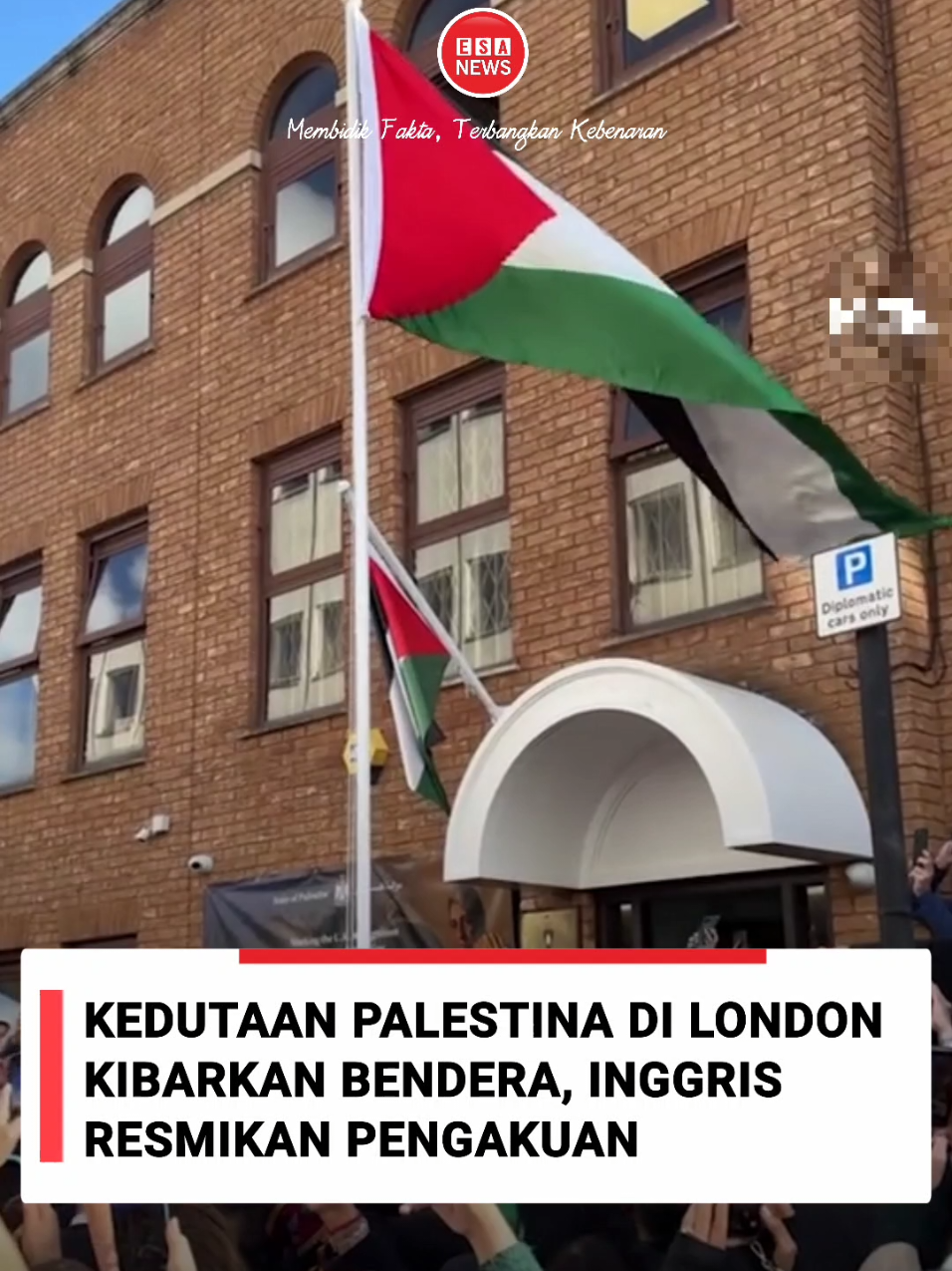 Esa News – Membidik Fakta, Terbangkan Kebenaran London – Suasana haru dan penuh makna menyelimuti halaman Kedutaan Besar Palestina di London pada Senin (22/9/2025), ketika bendera Palestina dikibarkan tinggi sehari setelah Perdana Menteri Inggris Keir Starmer mengumumkan pengakuan resmi Inggris terhadap negara Palestina. Langkah bersejarah itu juga diikuti oleh Australia dan Kanada. Duta Besar Palestina untuk Inggris, Husam Zomlot, menyampaikan pesan emosional saat upacara pengibaran bendera tersebut.  “Dengan warnanya yang mewakili bangsa kita. Hitam untuk berkabung kita. Putih untuk harapan. Hijau untuk tanah kita. Dan merah, untuk pengorbanan rakyat kita. Kami membesarkannya untuk menghormati perjalanan panjang rakyat Palestina menuju kebebasan dan keadilan,” ucap Zomlot. Pengakuan Inggris menjadi babak baru dalam diplomasi internasional yang memperkuat dukungan terhadap solusi dua negara, di tengah konflik panjang Israel-Palestina. Momen ini juga bertepatan dengan persiapan Majelis Umum PBB di New York, serta pertemuan puncak yang akan menyatukan puluhan pemimpin dunia. Forum tersebut digagas oleh Prancis dan Arab Saudi untuk mendorong terciptanya perdamaian dan jalan keluar politik yang adil bagi kedua bangsa. Langkah simbolis pengibaran bendera ini bukan hanya menandai pengakuan formal, tetapi juga memberi harapan baru bagi rakyat Palestina yang telah lama memperjuangkan kemerdekaan di mata dunia.