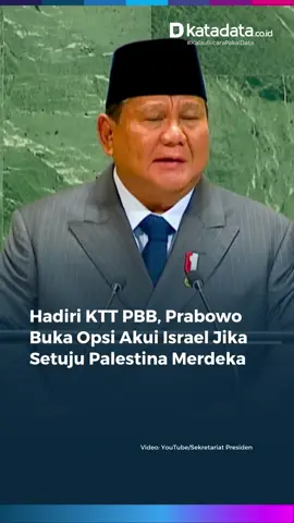 Presiden Prabowo Subianto kembali membuka opsi Indonesia mengakui Israel sebagai negara. Menurut Prabowo, pengakuan itu hanya diberikan jika Israel mengakui Palestina sebagai negara merdeka dan berdaulat. Sebelum menghadiri Sidang Umum PBB, Prabowo memberikan pidato di Konferensi Tingkat Tinggi (KTT) mengenai Palestina dan Solusi Dua Negara di Markas Perserikatan Bangsa-Bangsa (PBB), New York, Amerika Serikat, Senin (22/9) waktu setempat. Dalam pidatonya, Prabowo berbicara soal dukungan Indonesia terhadap solusi dua negara untuk mengakhiri konflik Israel dan Palestina. Ia juga menyerukan pengakhiran kekerasan di Palestina. “Kami mengutuk segala bentuk kekerasan terhadap warga sipil tak berdosa. Oleh karena itu, Indonesia sekali lagi menegaskan kembali komitmennya terhadap solusi dua negara dalam masalah Palestina,” kata Prabowo. Selain itu, Prabowo juga menyatakan Indonesia akan mengakui Israel bila Israel mengakui Palestina. “Saat Israel mengakui kemerdekaan dan status kenegaraan Palestina, Indonesia akan segera mengakui Israel, dan kami akan mendukung seluruh jaminan atas keamanan Israel,” kata Prabowo. #prabowo #pbb #palestina #freepalestine #katadatacoid 